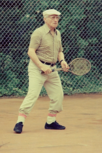 Adi Dassler am Tennis spielen