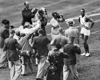 In seinen weissen Rennschuhen der Gebrüder Dassler ist Jesse Owens 1936 in Berlin der gefeierte Leichtathletik-Star